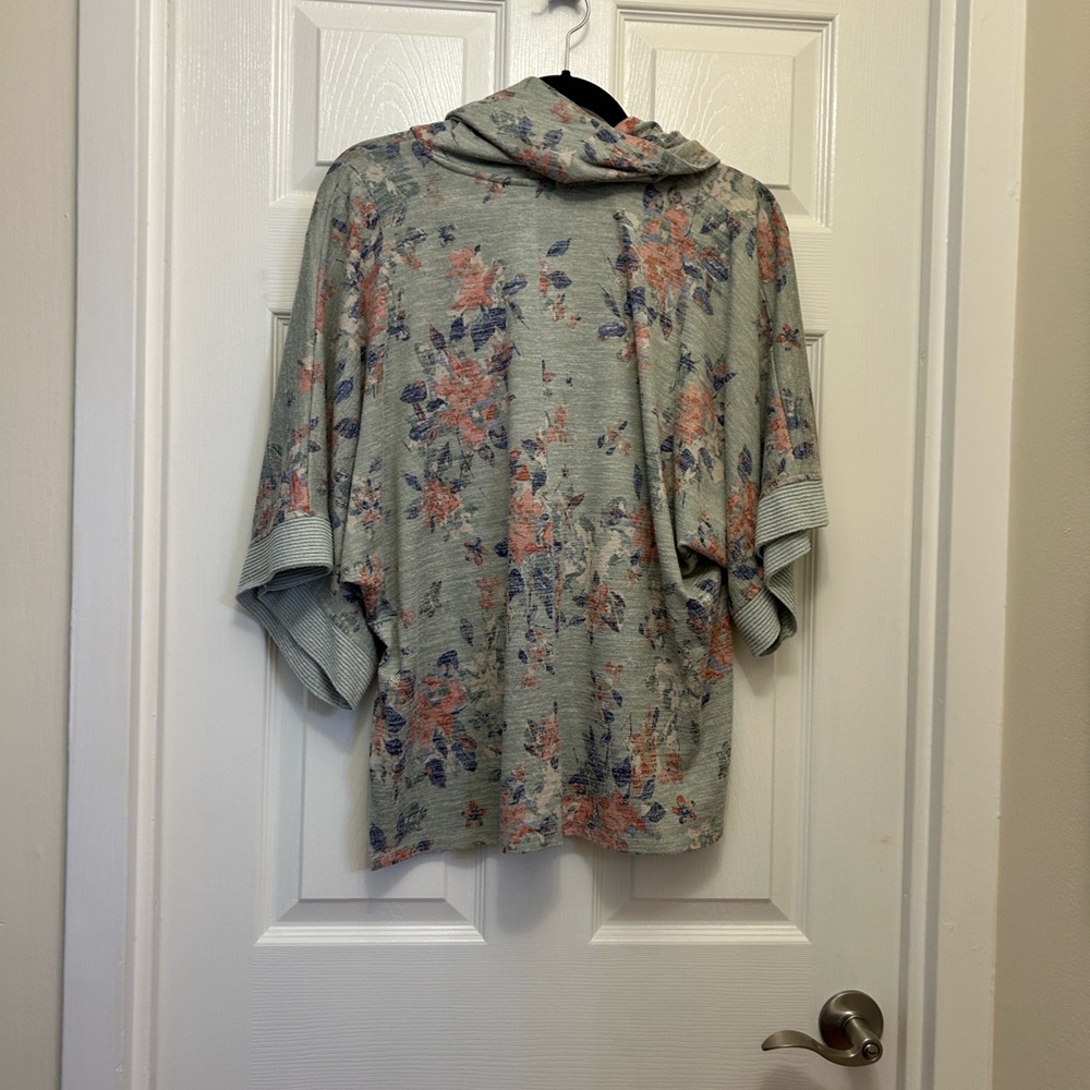 ONE WORLD Gray Floral Women's Blouse